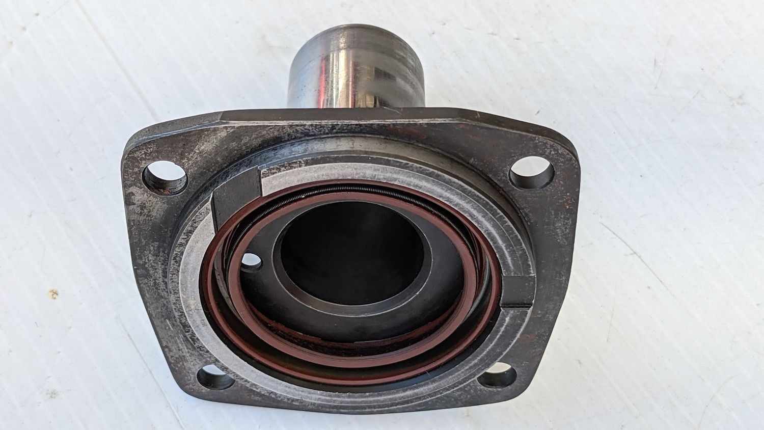 FERRARI 308 PARTS CLUTCH t/o bearing SLEEVE 105136