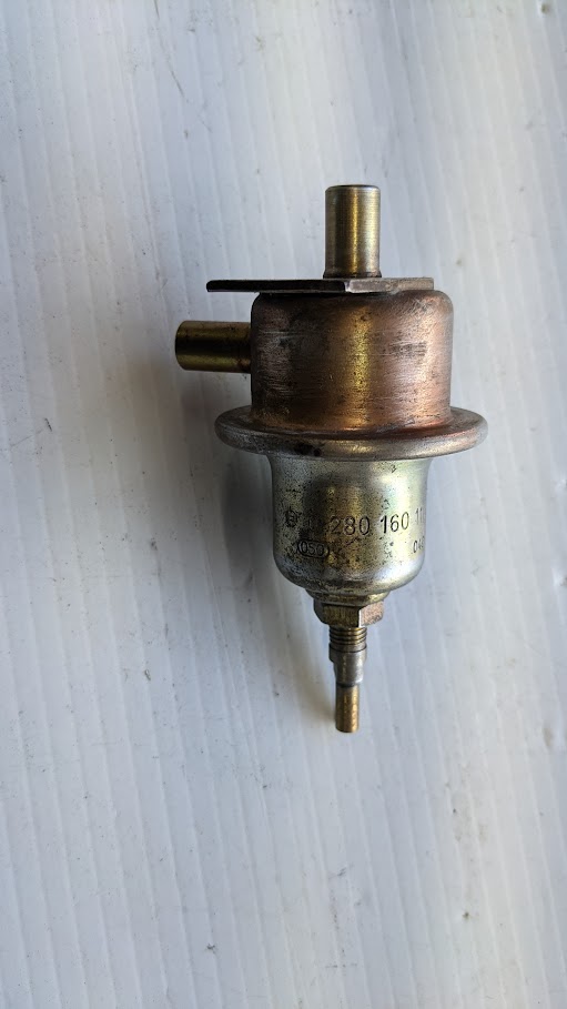 Ferrari 308 INTAKE MANIFOLD FAST IDLE VALVE VACUUM LIMITER img