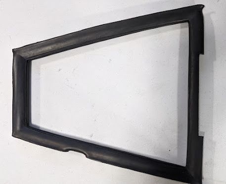 FERRARI 308 GTSi REAR 1/4 GLASS SEAL RIGHT SIDE 60162906