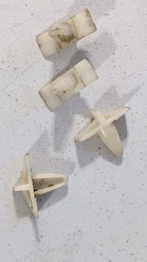 81 - 99 ROLLS ROYCE SILVER SHADOW SPUR ROCKER MOLDING  holding clip PLAIN