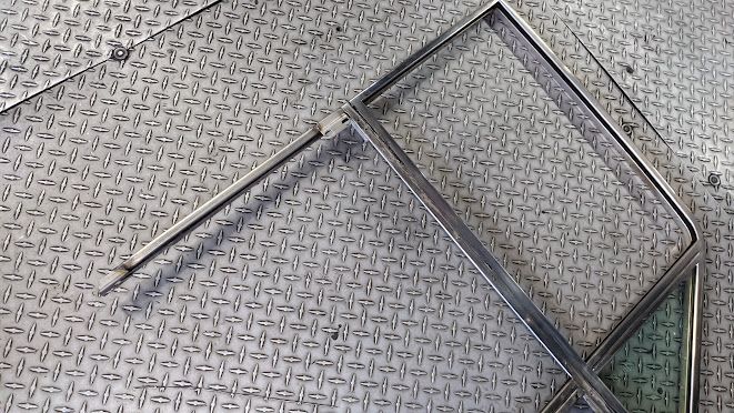 65 to 80 ROLLS ROYCE SILVER SHADOW RIGHT FRONT DOOR 1/4 GLASS AND FRAME