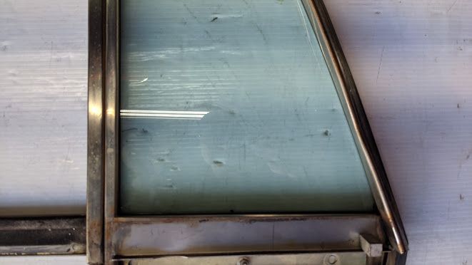 65 to 80 ROLLS ROYCE SILVER SHADOW RIGHT REAR DOOR 1/4 GLASS AND FRAME