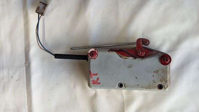 FERRARI 308 GTSi  RIGHT DOOR LOCKING ELEMENT 60636800