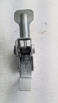 FERRARI 456 FRONT HOOD CATCH AT CENTER 65616500