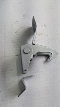 FERRARI 456 FRONT HOOD CATCH AT CENTER 65616500