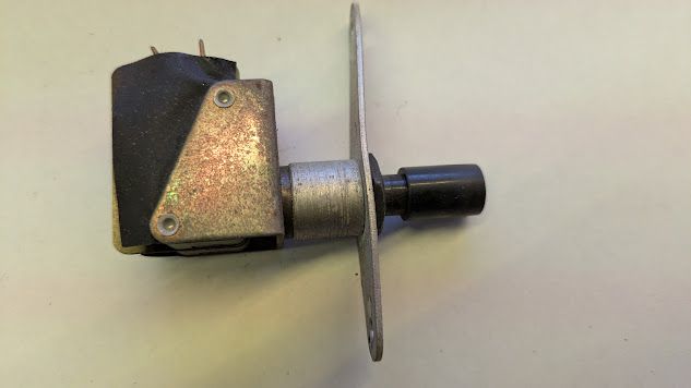 ROLLS ROYCE SILVER SHADOW I OIL LEVEL/FUEL BUTTON SWITCH  	UD15375