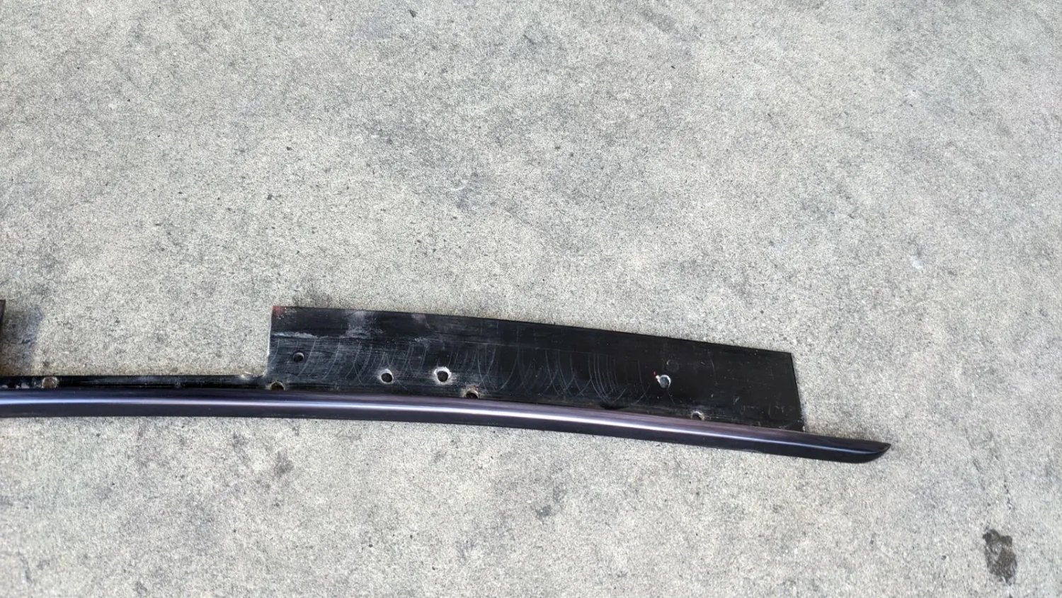 FERRARI 308 GTSi PARTS LEFT DOOR WINDOW Belt molding 60508300