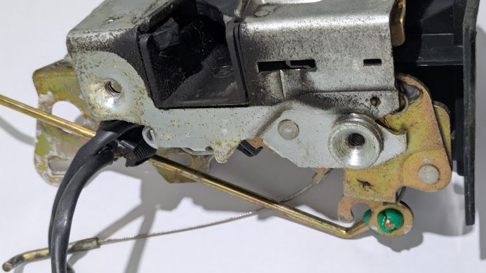 FERRARI 456 LEFT DOOR LATCH 63497500
