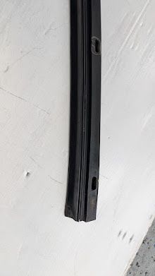 FERRARI 456  LEFT DOOR  OUTER WINDOW GLASS WIPER 65432500