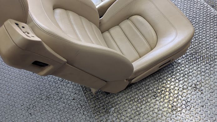 FERRARI  456M FRONT SEAT SET ON CREAM WITH TRACKS 65832126