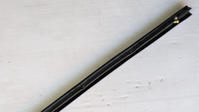 FERRARI 456M RIGHT DOOR  OUTER WINDOW GLASS WIPER 65432400