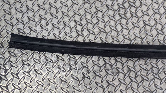 FERRARI 456  RIGHT DOOR  OUTER WINDOW GLASS WIPER  65432400