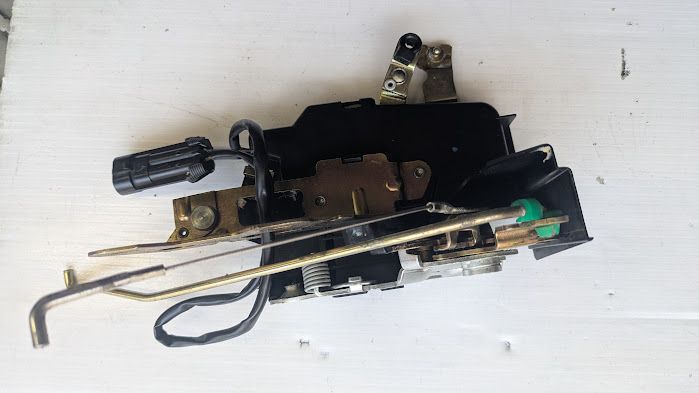 FERRARI 456 RIGHT DOOR LATCH 63497400