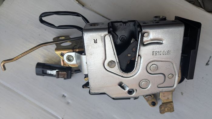 FERRARI 456 RIGHT DOOR LATCH 63497400