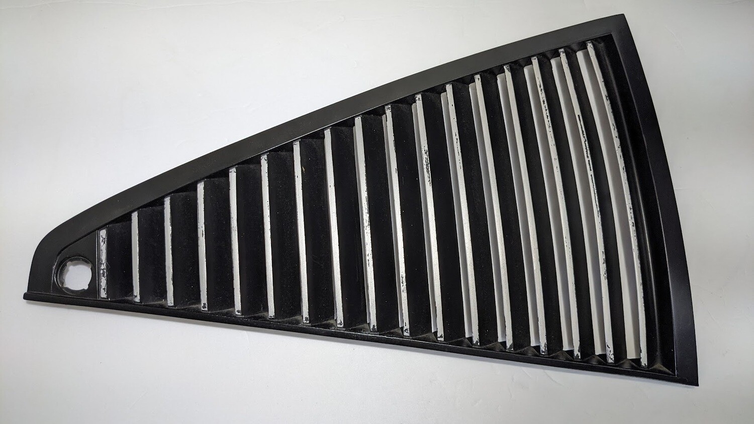 FERRARI 308 GTSi REAR 1/4 GLASS GRILLE RIGHT SIDE 60336203