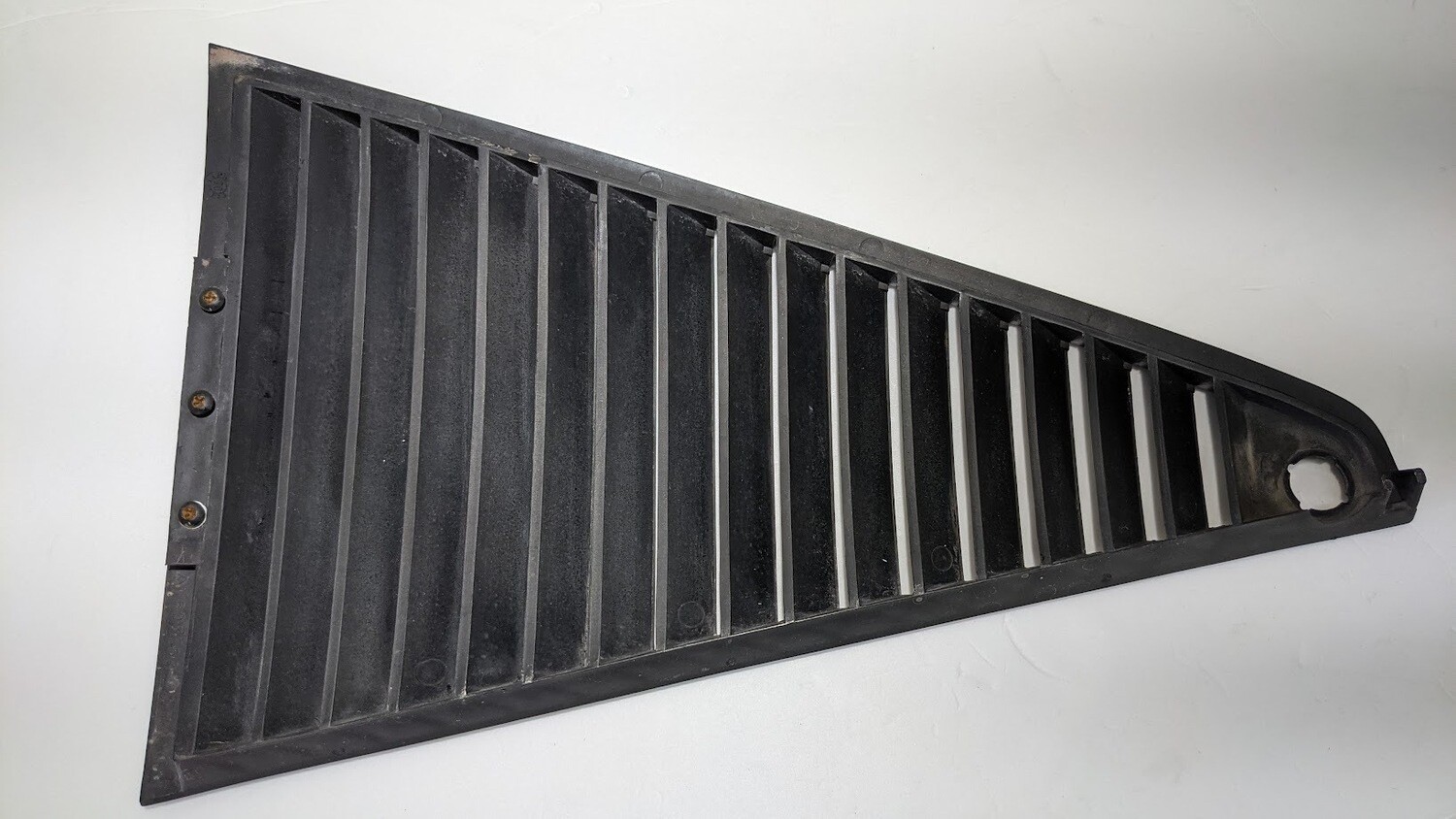 FERRARI 308 GTSi REAR 1/4 GLASS GRILLE RIGHT SIDE 60336203