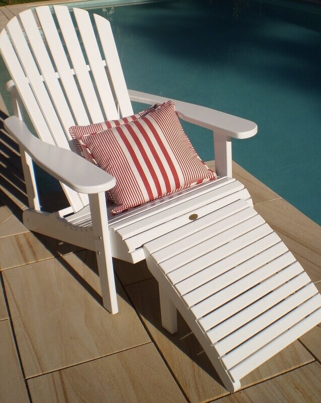 Fan-Back Deck Chair White