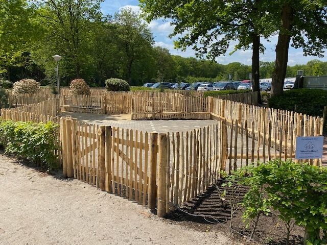 Een gesloten kastanje tuinpoort van 1,20 m hoog op een camping.