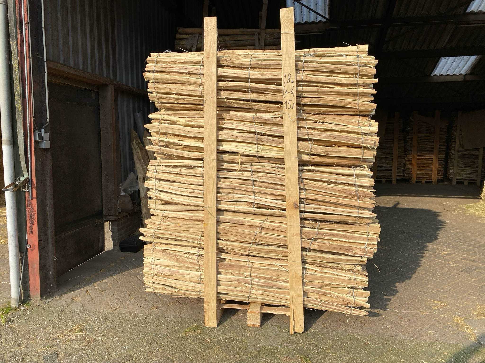 Afrastering van robinia hekwerk 180 cm hoog.