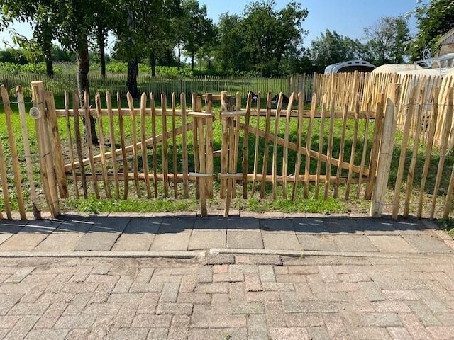 Een dubbele kastanje poort als veeomheining.