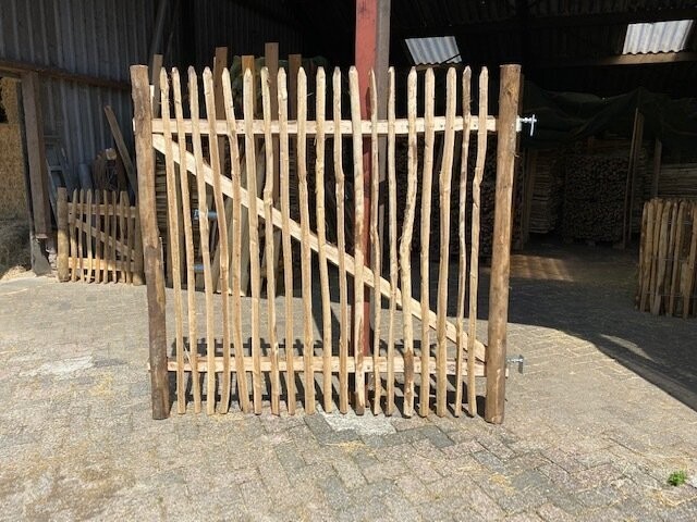 Een kastanje tuinpoort 1,80 m hoog en 2,00 m breed.