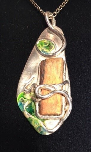 Hanger van zilver met hout en glas