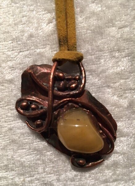 Bronzen hanger met gele Jaspis