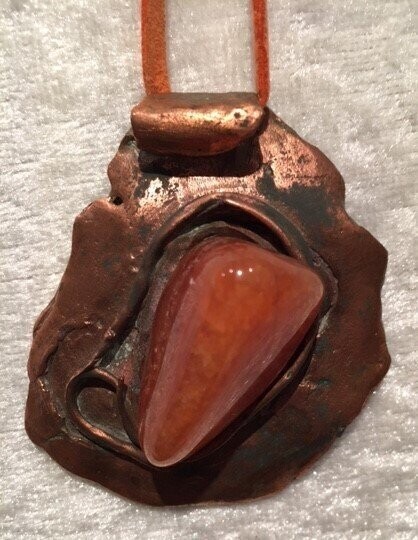 Bronzen hanger met steen.