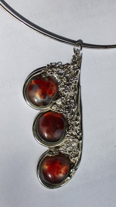 Hanger met 3 cirkels van rode tinten glas