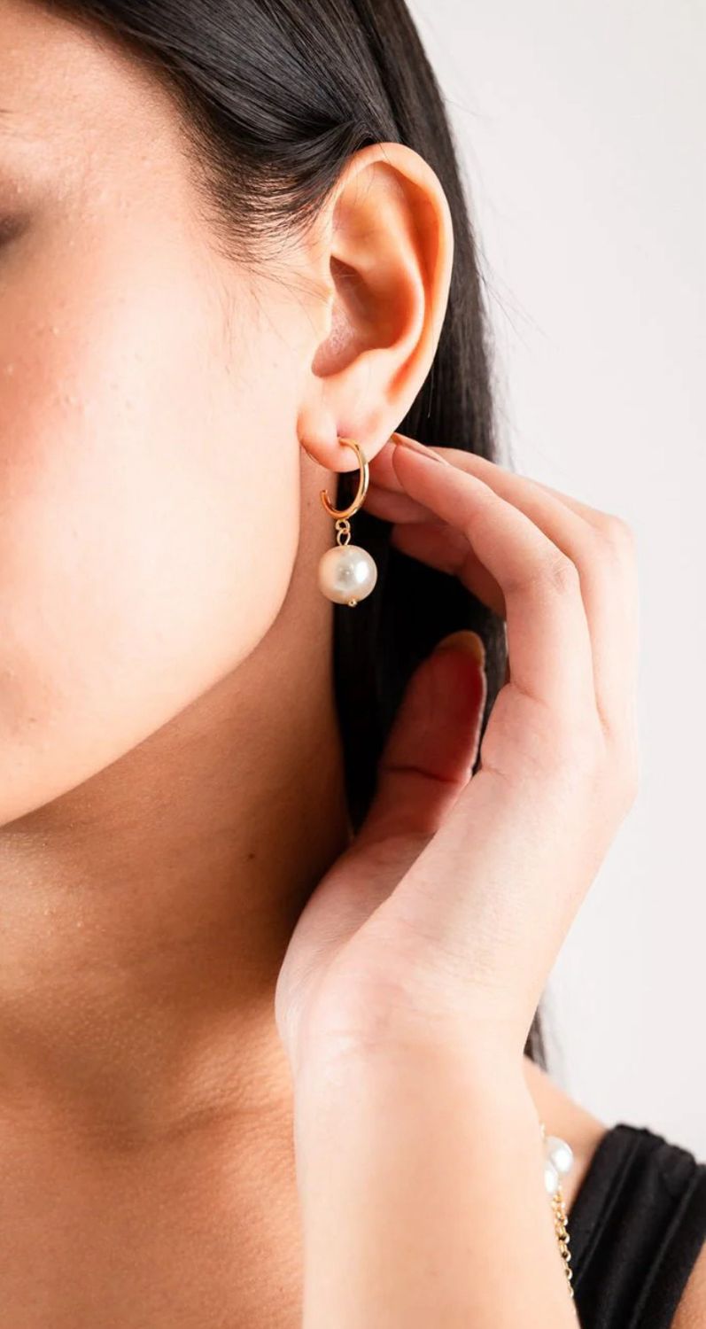 Orecchini con cerchio e perla pendente in vetro bianca Mya