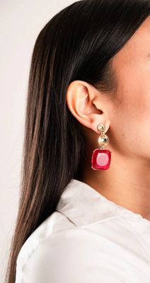 Orecchini in metallo pendenti in acrilico trasparente base quadrata fucsia Mya