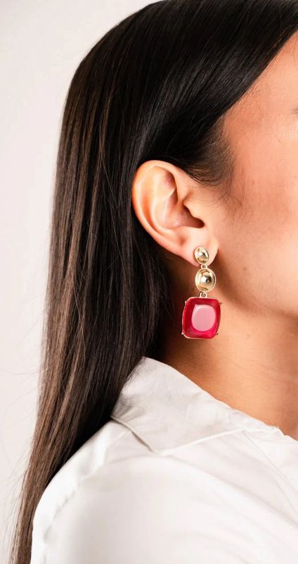 Orecchini in metallo pendenti in acrilico trasparente base quadrata fucsia Mya