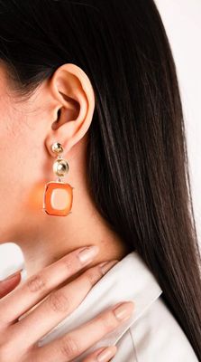 Orecchini in metallo pendenti in acrilico trasparente base quadrata arancio Mya