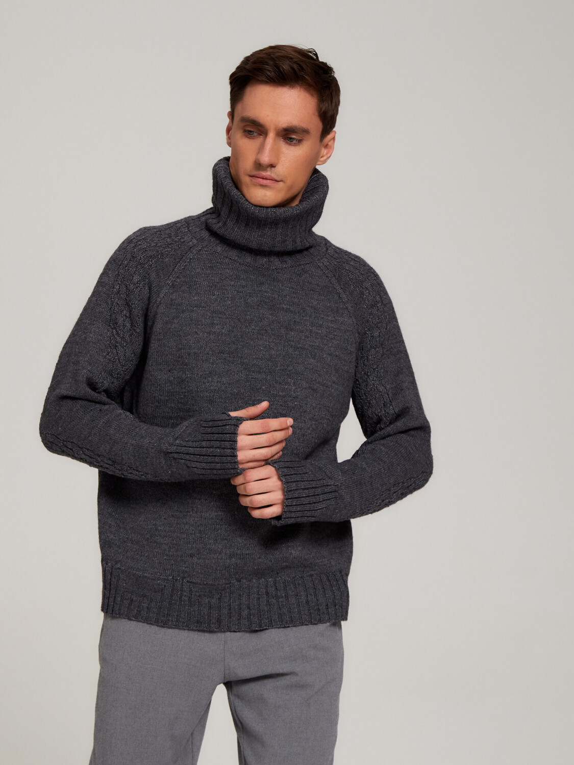 Тёмно серый свитер. Графитовый свитер. Графитовый джемпер. Шея свитер серый. Серый графит цвет пуловера.