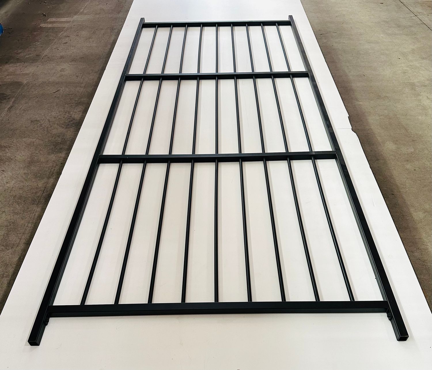 RDI 40 in. x 8 ft. Level Rail Panel - Latitudes Horizontal Round Rod, Matte Black (MetalWorks Excalibur®)