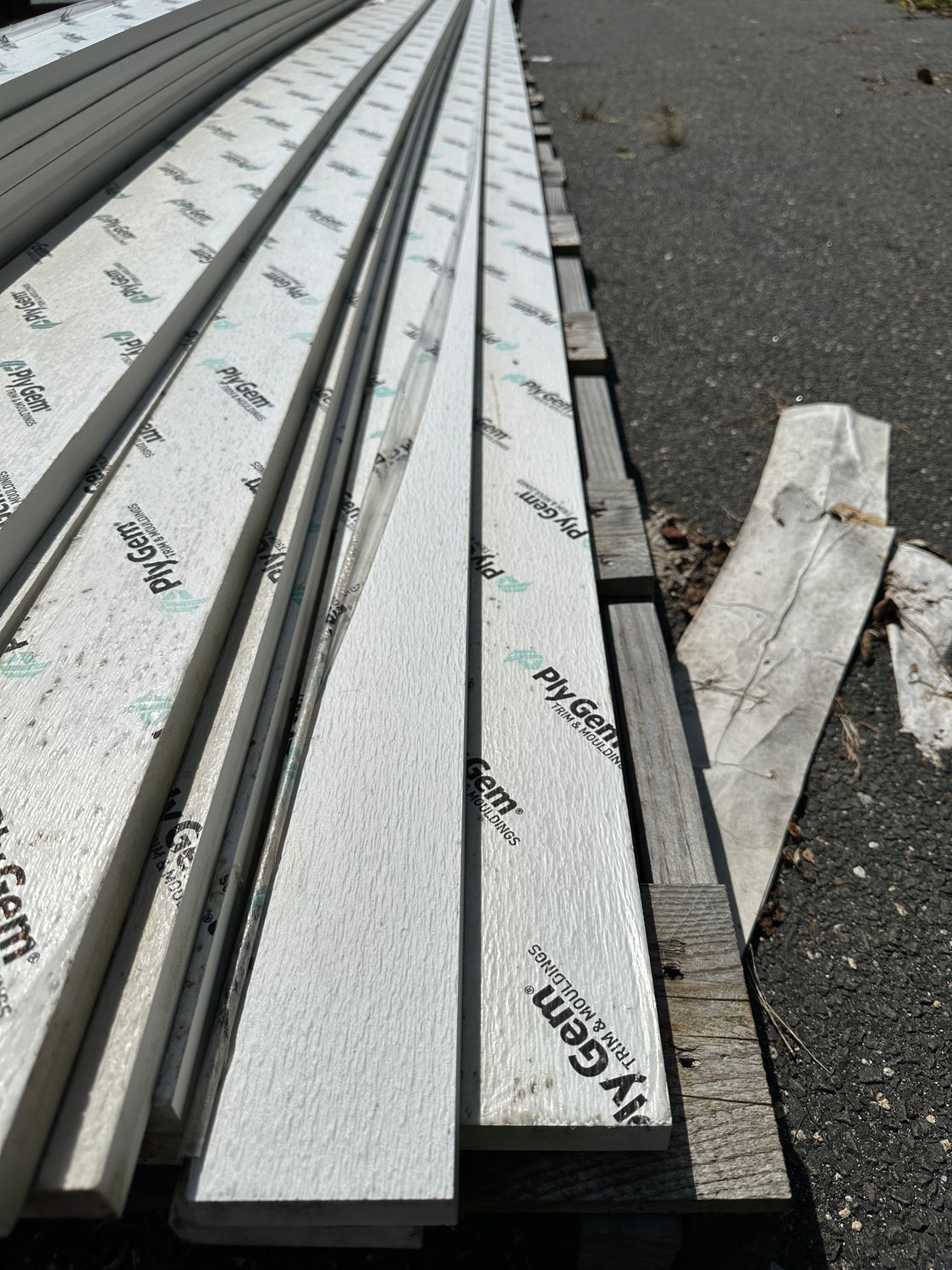 PLY GEM 5/4 in. x 4 in. x 18 ft. Woodgrain PVC Trim - Reversible (Warehouse Seconds)