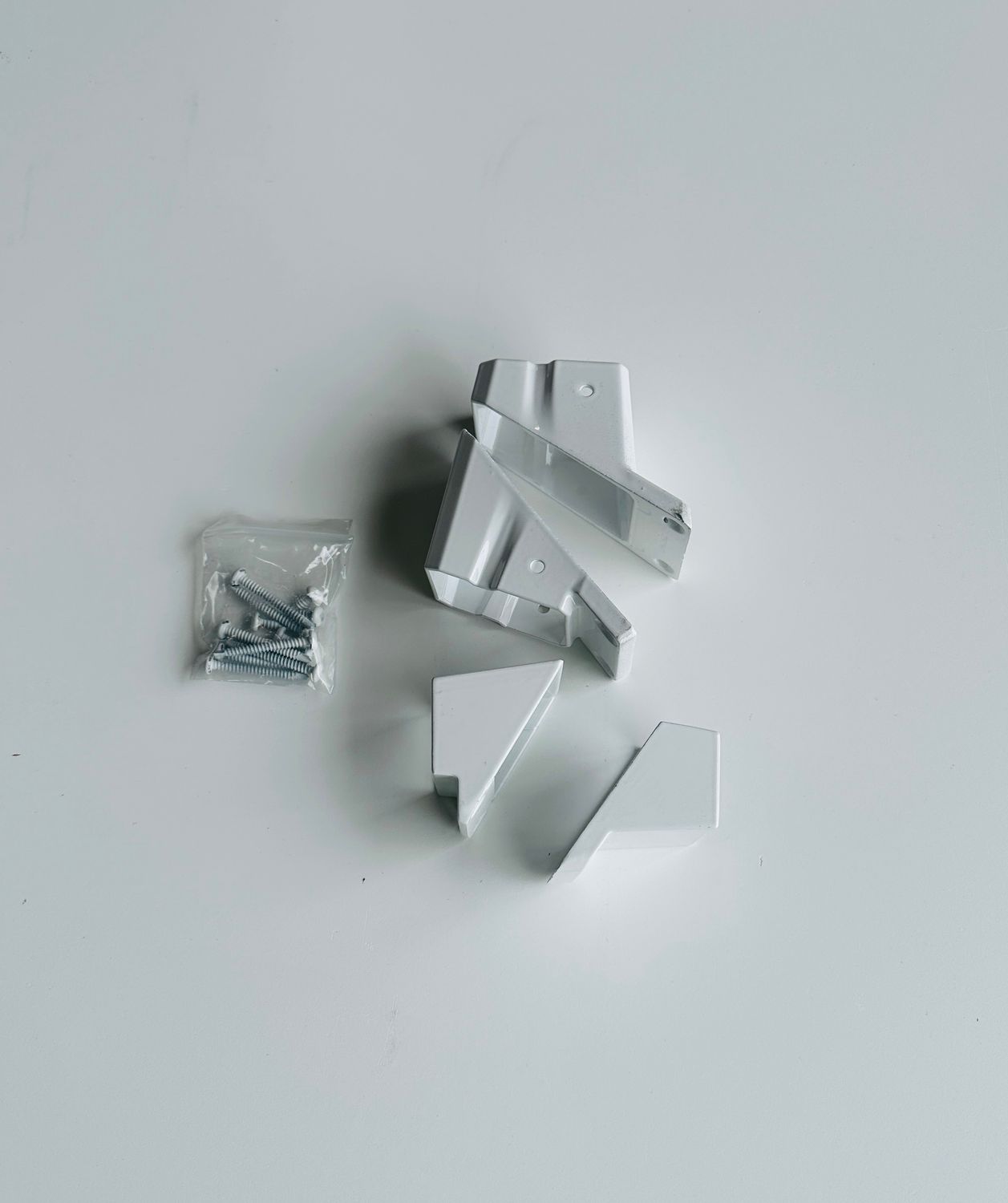 RDI Tristan Fixed Angle Stair Bracket (set of 4 – 2 top, 2 bottom) – WHITE (Avalon Aluminum Rail) RDI Tristan Fixed Angle Stair Bracket (set of 4 – 2 top, 2 bottom) – WHITE (Avalon Aluminum Rail)