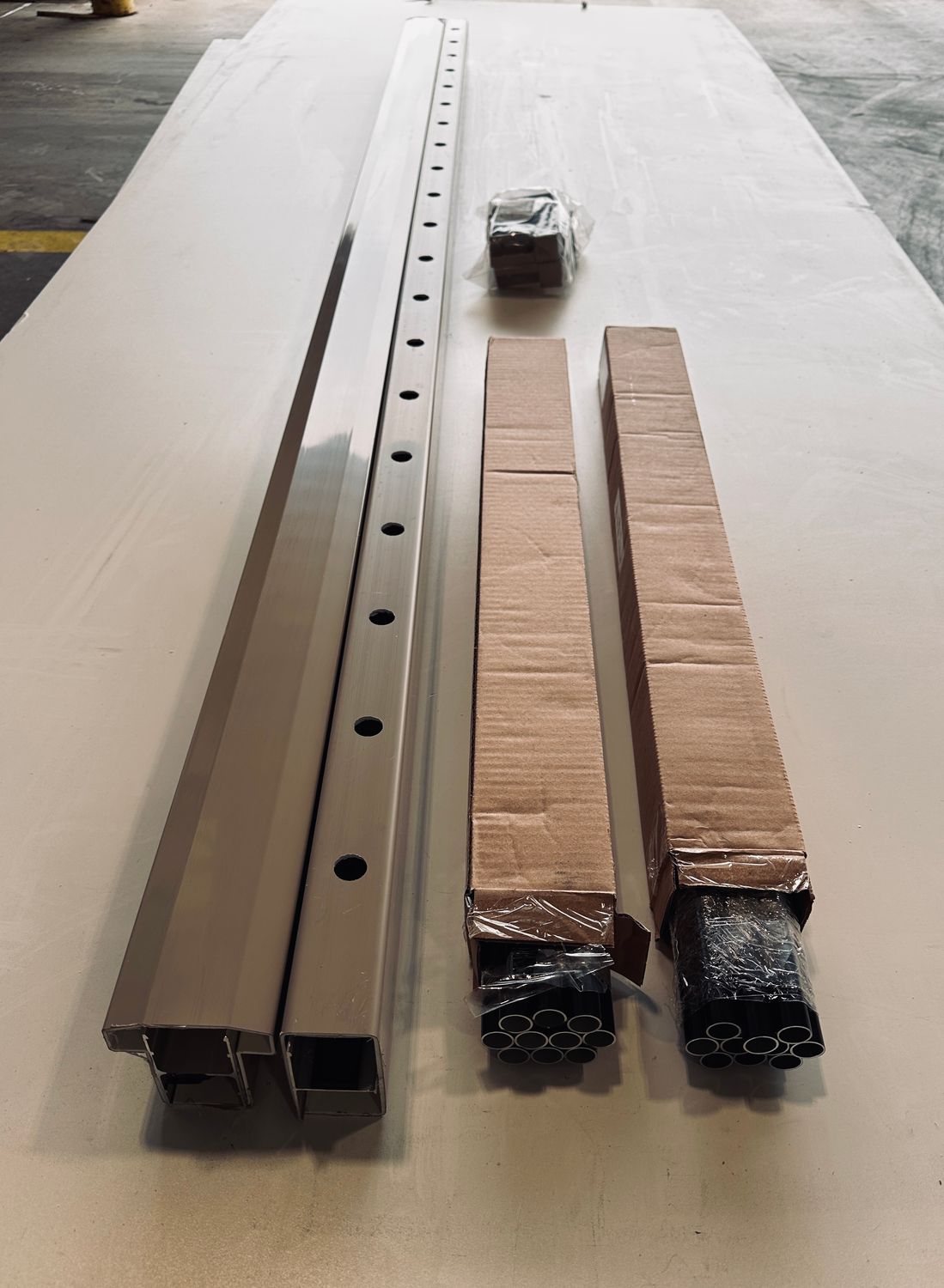 RDI 36 in. x 8 ft. T-Top Level Vinyl Rail Kit - 3/4 in. Round Aluminum Balusters, Clay (Finyl Line)