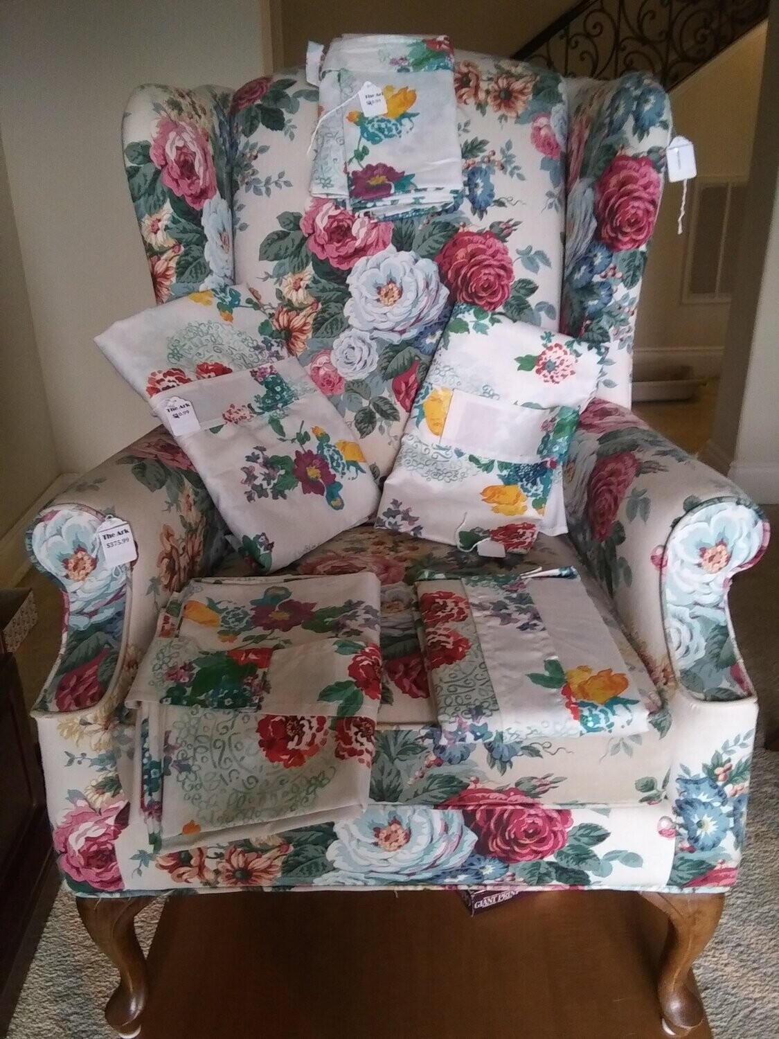 Quality WingBack Flora Chair with 2 Flora Table clothes