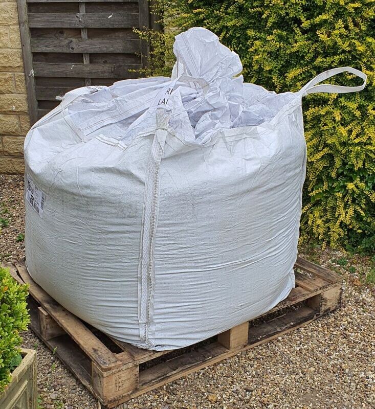 Envirodress Organic Fine Grade Lawn Top Dressing / Soil Conditioner  BULKY BAG with tie top skirt - 730 litre volume (approx 450kg) A white bulk bag with closed tied top, containing Envirodress organic, peat free lawn top dressing / soil conditioner placed on a wooden pallet.