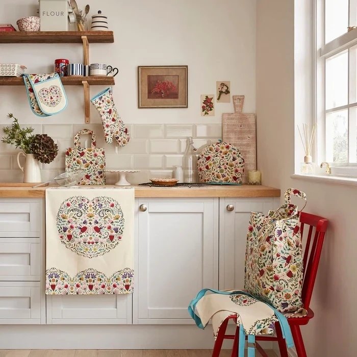 TEA TOWEL/APRONS/OVEN GLOVES