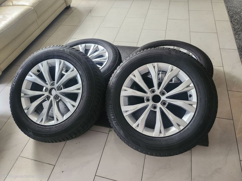 Komplettradsatz Winterräder inkl. Radnabendeckel kaufen Original VW Tiguan Felge 5NA601025 MONTANA Winterreifen 17 Zoll Silber