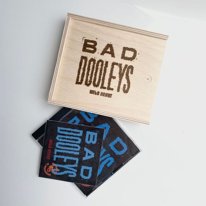 Bad Dooleys - Wild Heart 35 Anniversary Album CD Holzbox Gravur + Aufkleber
