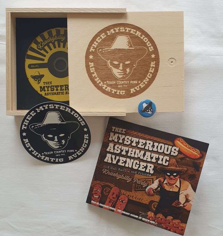 Thee Mysterious Asthmatic Avenger - Knackybilly Party CD Holzbox mit Branding/Lasergravur + Sticker + Fehlpressung der CD + Button (in zufälliger Farbe) Limited to 10 only Thee Mysterious Asthmatic Avenger - Knackybilly Party CD Holzbox mit Branding/Lasergravur + Sticker + Fehlpressung der CD + Button (in zufälliger Farbe) Limited to 10 only