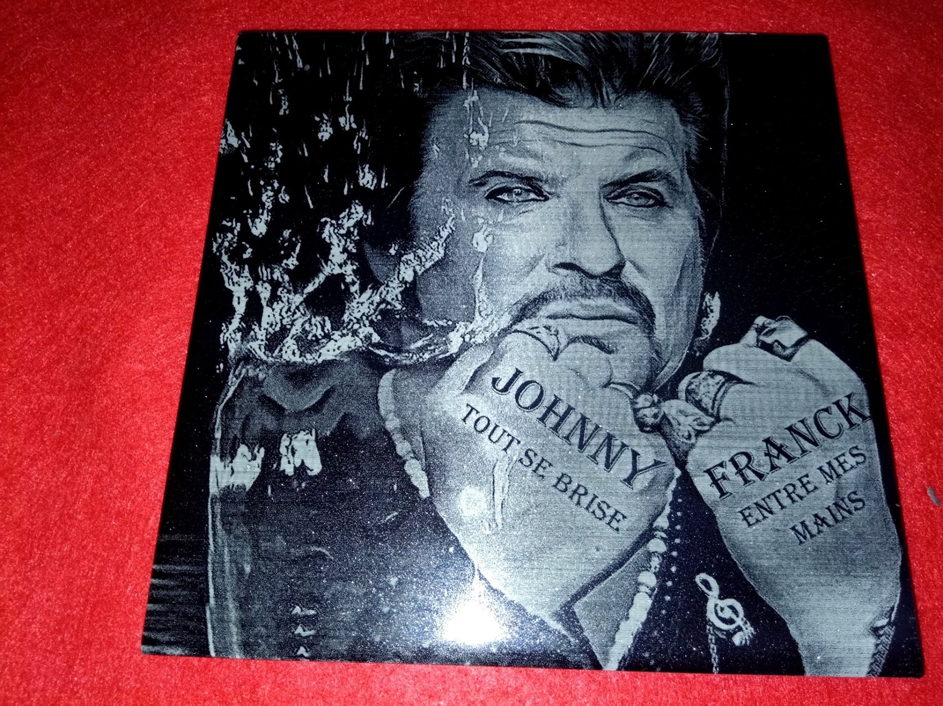 création gravure laser sur carrelage  a l effigie de JohnnyFranck