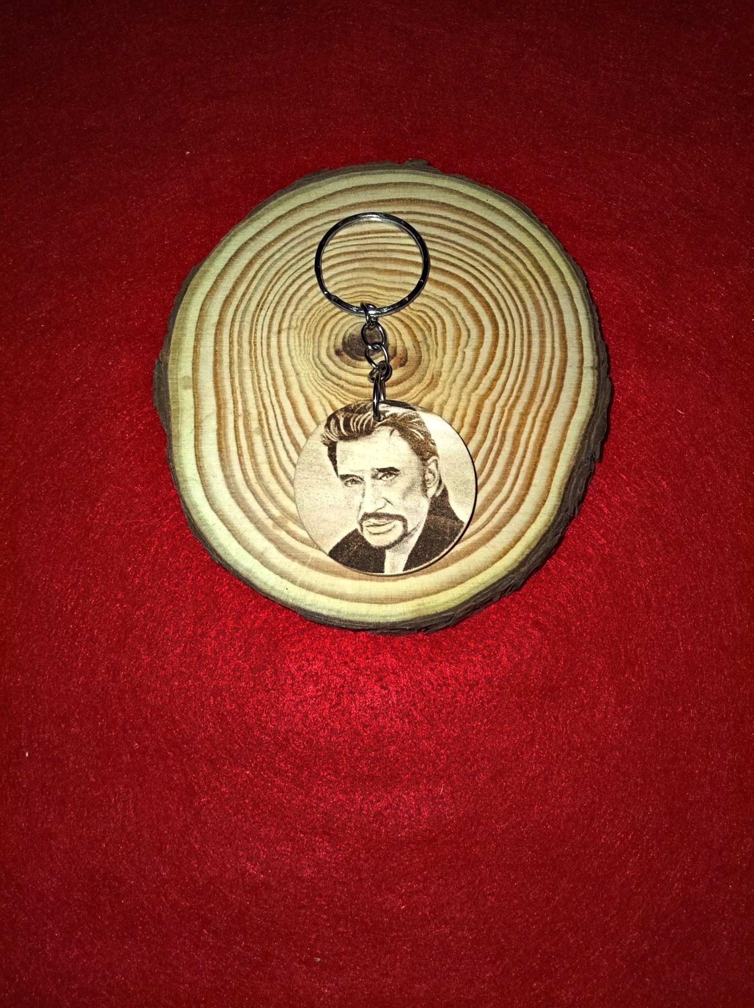 Nos Porte- clés en bois pyrogravé recto Johnny verso initiale JH