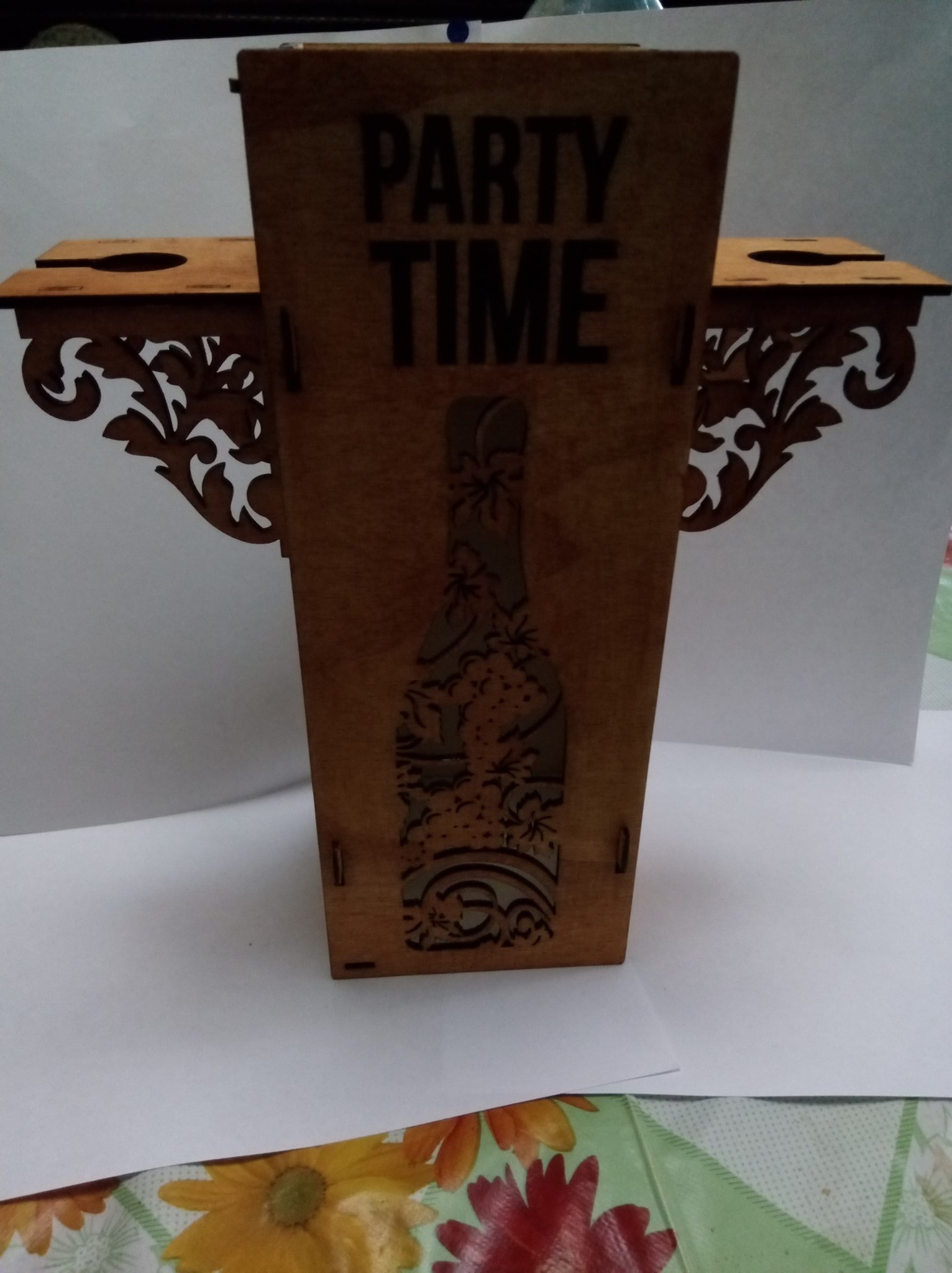 ​coffret cadeau pour bouteille muni de deux supports latérale pour y mettre 2 verres