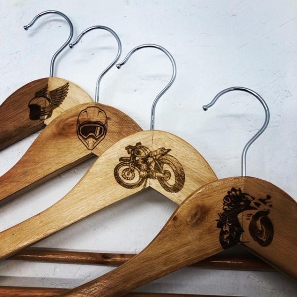 Cintre en bois à personnaliser