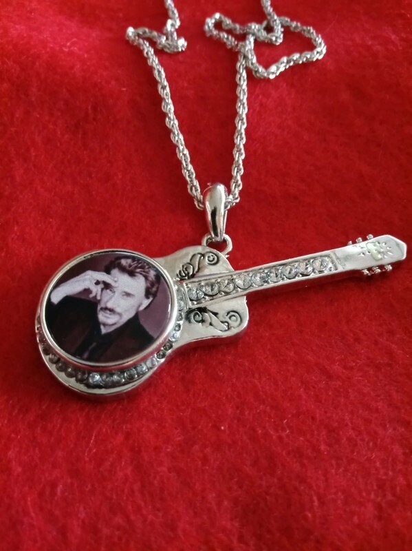 Collier avec pendentif guitare johnny Hallyday