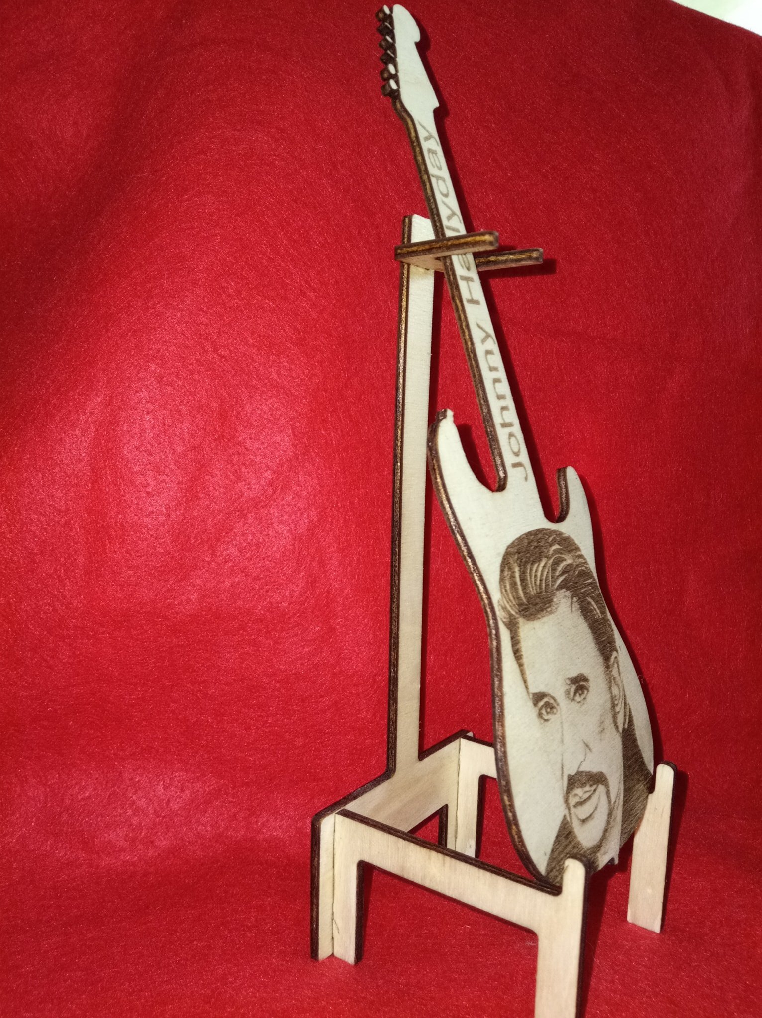 portrait johnny Hallyday sur guitare sur support